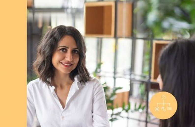 Mujer profesionista de la Licenciatura en Administración de Empresas - Licenciaturas en Linea - UAL