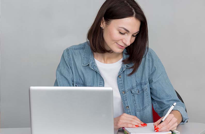 Estudiando tomando notas de su clase en linea - Licenciaturas en linea y Bachillerato en linea - UAL