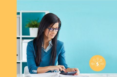 Mujer profesionista de la Licenciatura en Contaduría Pública trabajando - Licenciaturas en Linea - UAL