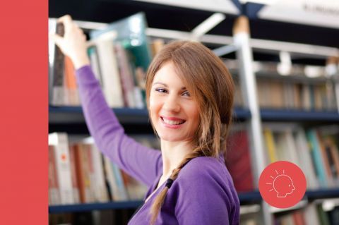 Alumna de la Licenciatura en Filosofía en la biblioteca - Licenciaturas en Linea - UAL