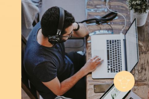 Joven estudiando tomando clases en linea de la Licenciatura en Informática Administrativa - Licenciaturas en Linea - UAL