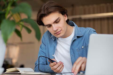 Joven estudiando Bachillerato ejecutivo en linea de 12 meses - UAL