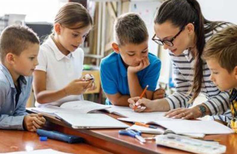 Ex alumna de Pedagogía impartiendo clases a niños- Licenciaturas en Linea -UAL