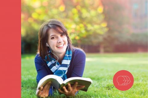Mujer estudiante de la Licenciatura en Sociología descansando y estudiando al aire libre - Licenciaturas en Linea - UAL